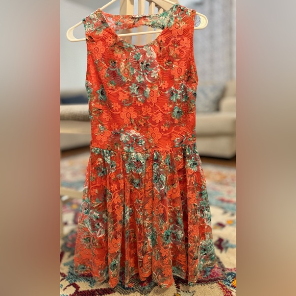 Dresses & Skirts - A short dress, %5 viscose, %5 elasticity, %90 polyester